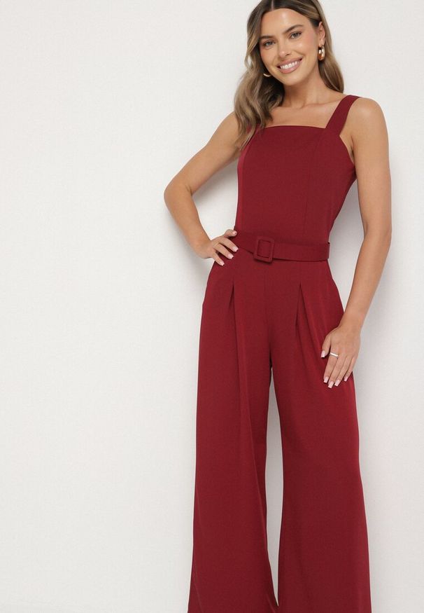 Born2be - Bordowy Taliowany Kombinezon z Ozdobnym Paskiem i Klamrą Doloriela. Kolor: czerwony. Styl: elegancki