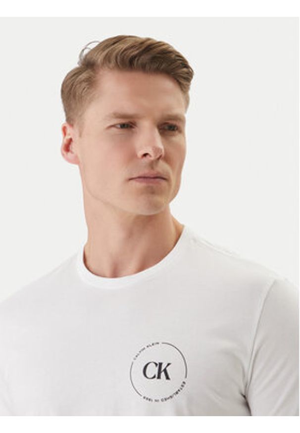 Calvin Klein Jeans T-Shirt LV04RF801G Biały Regular Fit. Kolor: biały. Materiał: bawełna