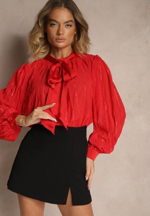 Renee - Czerwona Tłoczona Bluzka o Koszulowym Kroju z Ozdobnym Wiązaniem Sepalea. Okazja: na co dzień. Kolor: czerwony. Materiał: jeans. Długość rękawa: długi rękaw. Długość: długie. Styl: casual, elegancki