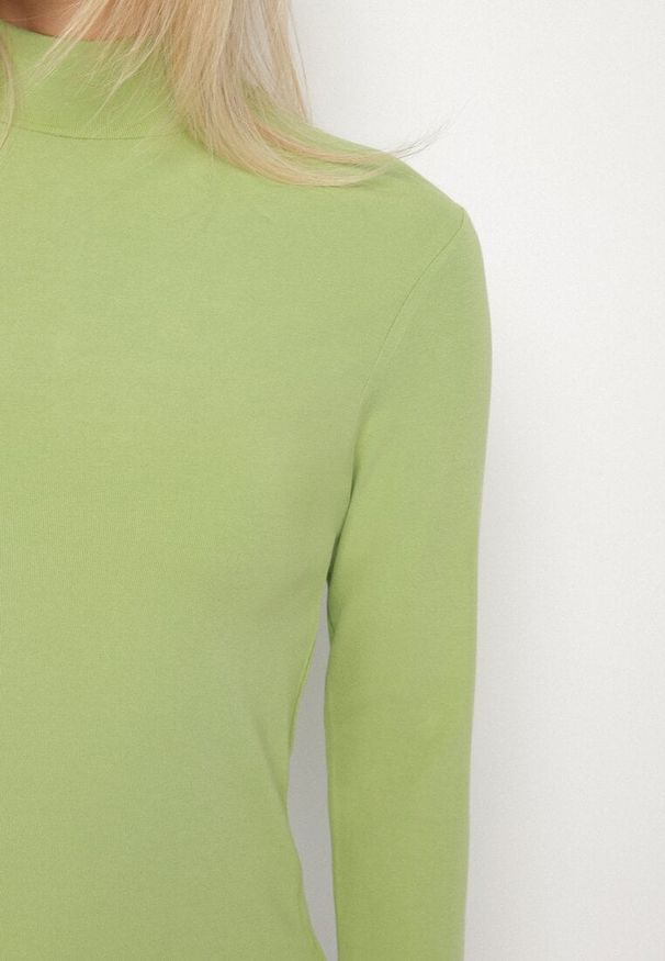 Born2be - Zielona Bluzka Golf Typu Longsleeve Altera. Okazja: do pracy, na co dzień. Typ kołnierza: golf. Kolor: zielony. Materiał: jeans. Długość rękawa: długi rękaw. Styl: casual, elegancki