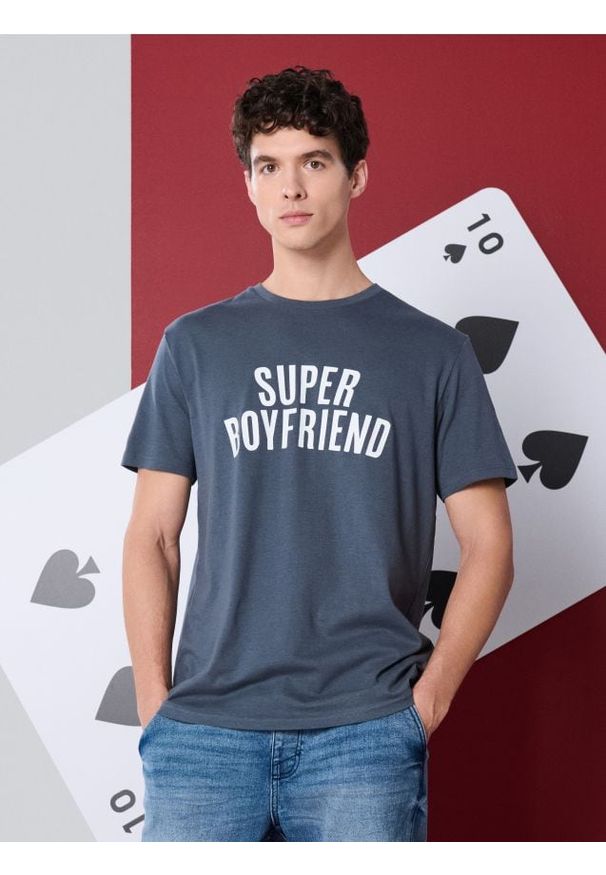 Sinsay - Bawełniana koszulka z napisem - niebieski. Kolor: niebieski. Materiał: bawełna. Wzór: napisy