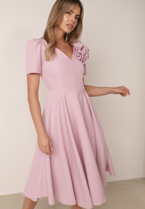 Born2be - Różowa Elegancka Rozkloszowana Sukienka z Kwiatem 3D Eugorus. Kolor: różowy. Wzór: kwiaty. Styl: elegancki
