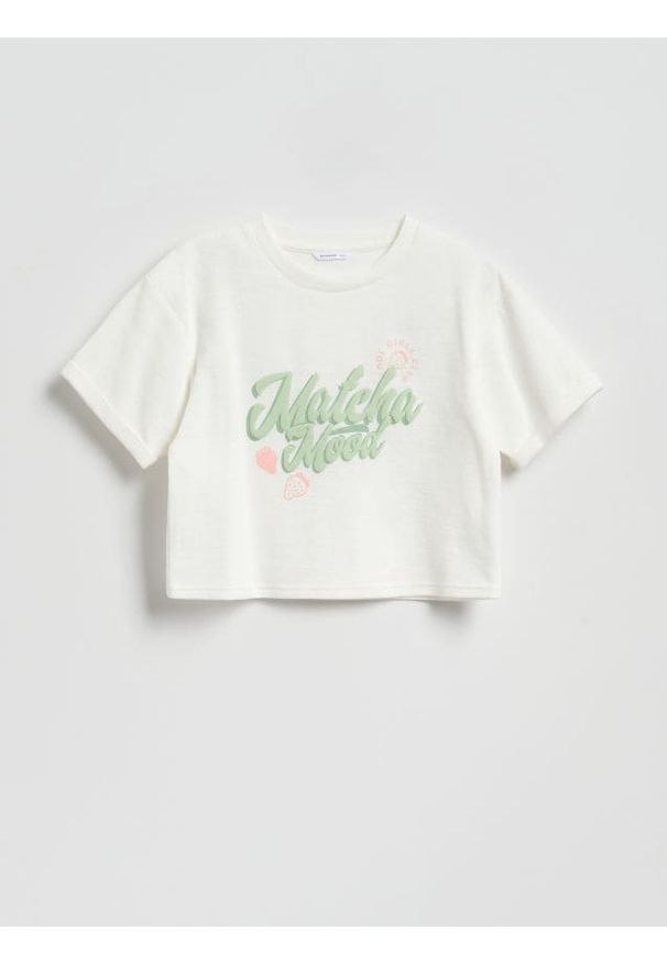 Reserved - Krótki t-shirt z nadrukiem - złamana biel. Materiał: dzianina, bawełna. Długość: krótkie. Wzór: nadruk