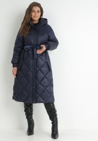Born2be - Granatowa Kurtka za Kolano Pikowana z Wiązanym Paskiem Claze. Kolor: niebieski. Materiał: materiał. Sezon: zima #4