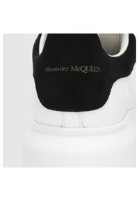 Alexander McQueen - ALEXANDER MCQUEEN Białe sneakersy damskie z czarnym napiętkiem, Rozmiar 38,5. Kolor: biały. Materiał: skóra, zamsz. Szerokość cholewki: normalna #4