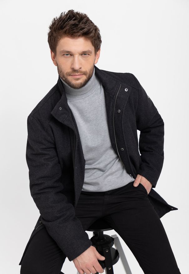 Volcano - Płaszcz męski z wełną J-WELL. Okazja: na co dzień. Typ kołnierza: kołnierzyk stójkowy. Kolor: szary. Materiał: wełna. Długość: krótkie. Sezon: zima. Styl: casual, elegancki