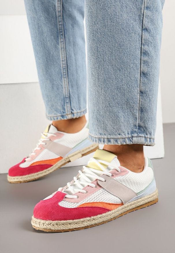 Born2be - Biało-Czerwone Sneakersy w Stylu Klasycznych Tenisówek z Ozdobnymi Przeszyciami Emloti. Okazja: na co dzień, na uczelnię. Kolor: biały. Szerokość cholewki: normalna. Obcas: na płaskiej podeszwie