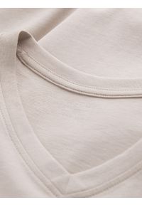 Ombre Clothing - Longsleeve męski bez nadruku z dekoltem w serek - jasnobeżowy V1 - Rozmiar: XXL. Okazja: na co dzień. Typ kołnierza: dekolt w serek. Kolor: beżowy. Materiał: materiał, bawełna. Długość rękawa: długi rękaw. Długość: długie. Wzór: gładki, jednolity. Styl: klasyczny, casual, elegancki