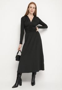 Born2be - Czarna Marszczona Sukienka Taliowana z Wiskozą z Dekoltem V i Długim Rękawem Emirie. Okazja: na spotkanie biznesowe, na co dzień. Typ kołnierza: dekolt w kształcie V. Kolor: czarny. Materiał: wiskoza. Długość rękawa: długi rękaw. Styl: casual, biznesowy #6