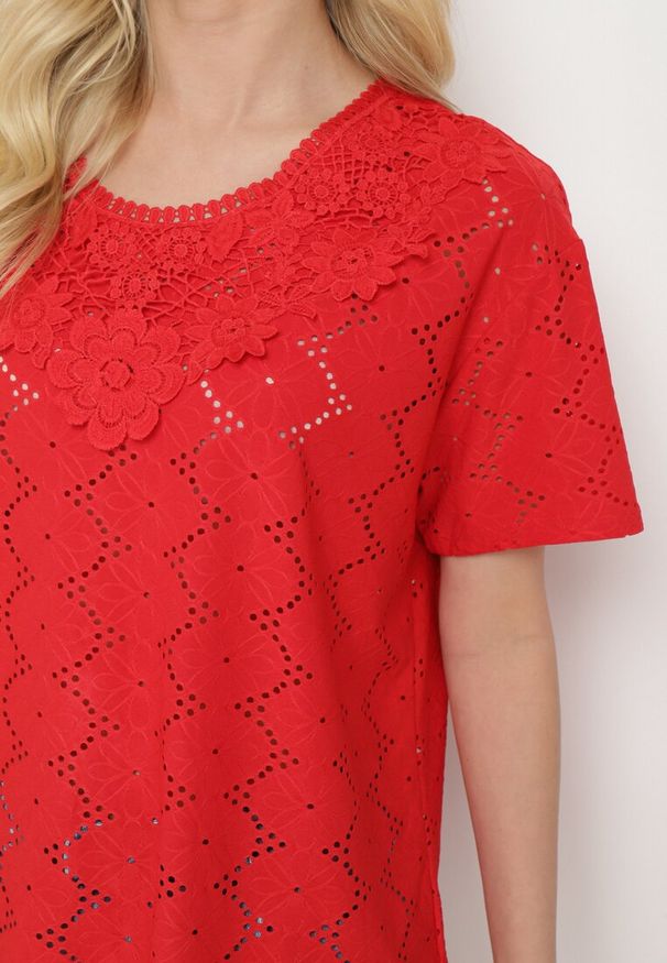Born2be - Czerwony Klasyczny Ażurowy T-shirt z Krótkim Rękawem Ninnia. Okazja: na co dzień, na spotkanie biznesowe. Kolor: czerwony. Materiał: jeans. Długość rękawa: krótki rękaw. Długość: krótkie. Wzór: ażurowy. Styl: klasyczny