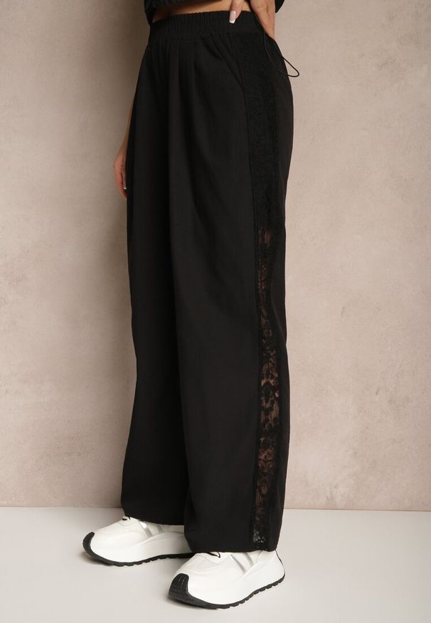 Renee - Czarne Szerokie Spodnie z Bawełną High Waist Ozdobione Koronką Efandiela. Okazja: na co dzień, na imprezę. Stan: podwyższony. Kolor: czarny. Materiał: bawełna, koronka. Długość: długie. Wzór: aplikacja, koronka. Styl: elegancki, casual
