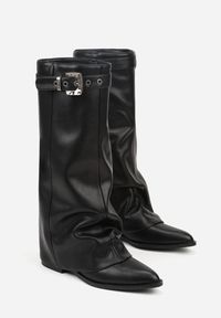 Born2be - Czarne Kozaki z Noskiem w Szpic i Cholewką Imitującą Nogawkę z Klamrą Tusemira. Okazja: na spotkanie biznesowe. Zapięcie: klamry. Kolor: czarny. Szerokość cholewki: normalna. Styl: klasyczny, biznesowy #6