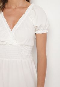 Born2be - Biała Sukienka Ozdobiona Bufkami Dolinossa. Okazja: na co dzień. Kolor: biały. Wzór: aplikacja. Sezon: lato. Styl: casual #6