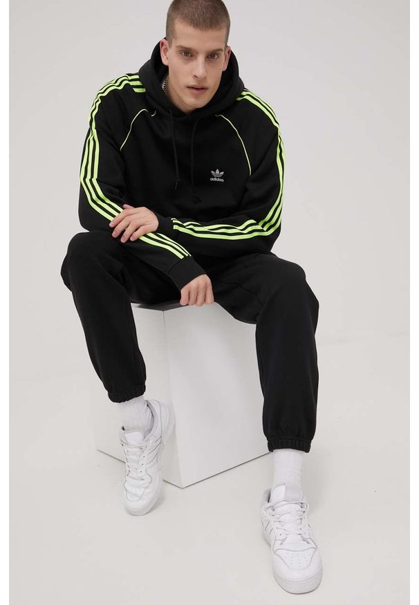 adidas Originals bluza męska kolor czarny z kapturem z aplikacją. Typ kołnierza: kaptur. Kolor: czarny. Materiał: poliester, bawełna. Długość rękawa: raglanowy rękaw. Wzór: aplikacja