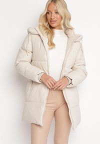 Born2be - Beżowa Kurtka z Szerokim Pikowaniem i Nieodpinanym Kapturem Fanja. Okazja: na co dzień. Kolor: beżowy. Materiał: dzianina, jeans. Długość rękawa: długi rękaw. Długość: długie. Sezon: zima, jesień. Styl: casual #5