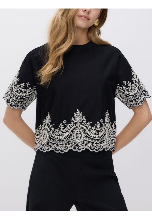 Reserved - T-shirt z ozdobnym haftem - czarny. Kolor: czarny. Materiał: dzianina, bawełna. Wzór: haft