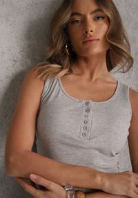 Renee - Szary Bawełniany Tank Top w Prążki z Ozdobnymi Guziczkami Bernissa. Okazja: na co dzień, na imprezę. Kolor: szary. Materiał: bawełna. Wzór: prążki. Styl: casual #8