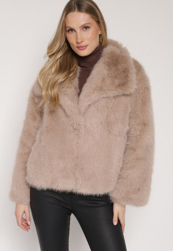 Born2be - Beżowa Jednorzędowa Kurtka Futerko z Szerokim Kołnierzem Conellia. Okazja: na co dzień. Kolor: brązowy. Materiał: futro. Styl: casual, elegancki