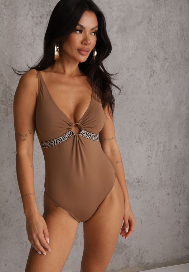 Renee - Brązowy Strój Kąpielowy z Paskiem w Geometryczny Print i Wycięciem Helania. Kolekcja: plus size. Kolor: brązowy. Wzór: geometria, nadruk