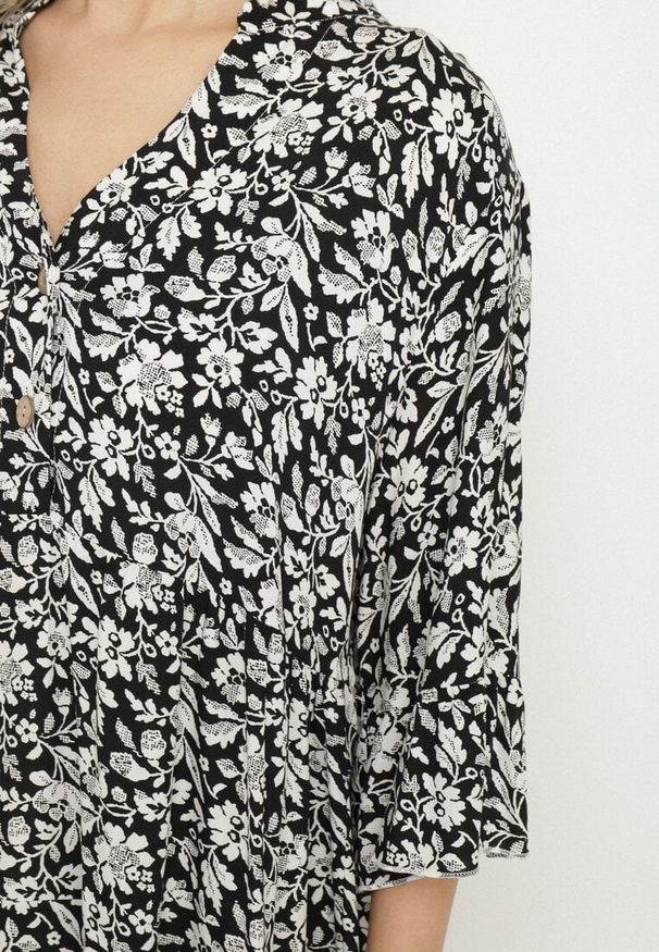 Born2be - Czarna Bawełniana Sukienka w Kwiaty o Rozkloszowanym Kroju Jenaleira. Okazja: na co dzień. Typ kołnierza: dekolt w serek. Kolor: czarny. Materiał: bawełna. Długość rękawa: krótki rękaw. Wzór: kwiaty. Styl: casual, klasyczny