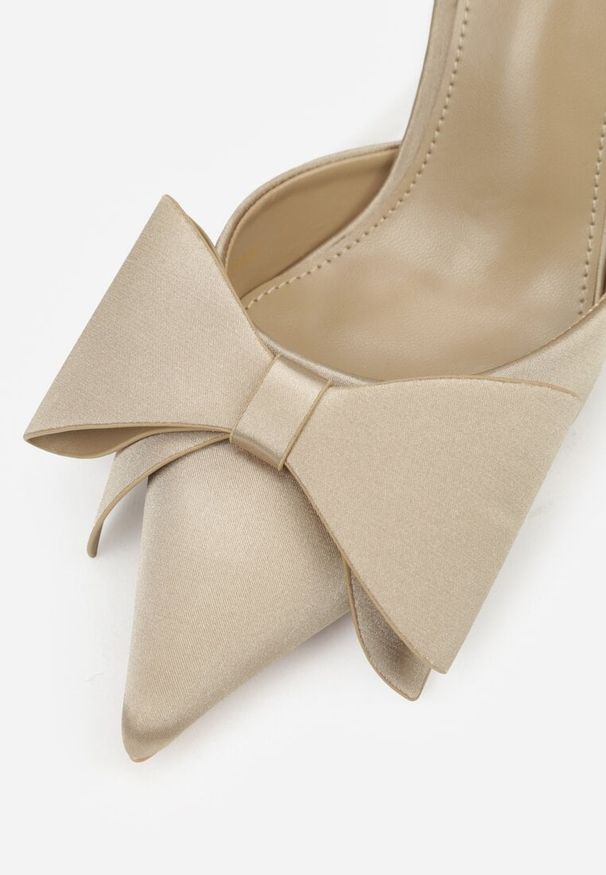 Renee - Ciemnobeżowe Sandały Satynowe na Szpilce Slingback Ozdobione Kokardą Daemoris. Okazja: na wesele, na ślub cywilny, na imprezę. Zapięcie: sprzączka. Kolor: beżowy. Materiał: satyna. Wzór: aplikacja. Obcas: na szpilce. Styl: elegancki