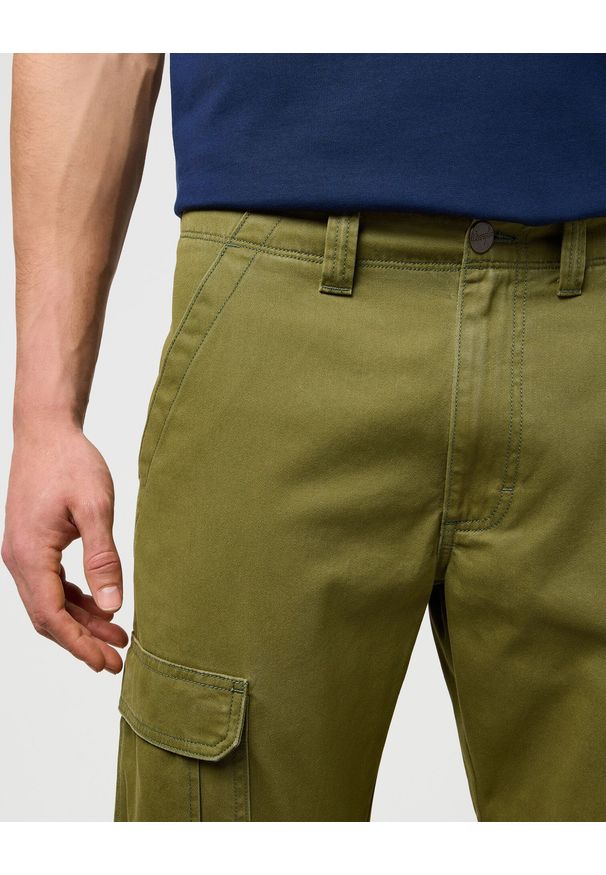 Wrangler - MESKIE SPODNIE WRANGLER REGULAR CARGO CAPULET OLIVE 112373197