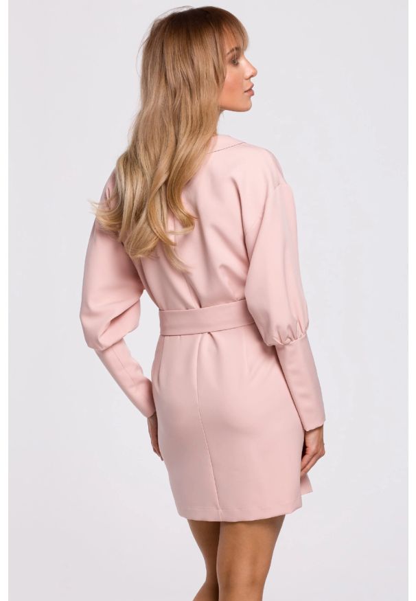 Sukienki.shop - Sukienka żakietowa kopertowa z paskiem w talii pudrowy róż. Okazja: na imprezę, do pracy. Kolor: różowy. Typ sukienki: kopertowe. Styl: wizytowy