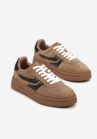 Renee - Brązowe Zamszowe Sneakersy Tenisówki Ozdobione Geometrycznym Motywem Nalivette. Okazja: na co dzień. Kolor: brązowy. Materiał: zamsz. Wzór: aplikacja, geometria