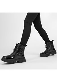 Śniegowce damskie Filippo, ocieplane futerkiem na płaskim obcasie z tworzywa, czarne, DBT4960-25-BK. Okazja: na co dzień, na spacer. Zapięcie: zamek. Kolor: czarny. Wzór: napisy. Materiał: lakier, futro. Sezon: zima. Obcas: na obcasie. Styl: casual. Wysokość obcasa: niski #1