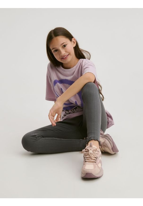 Reserved - Prążkowane legginsy - ciemnoszary. Kolor: szary. Materiał: prążkowany