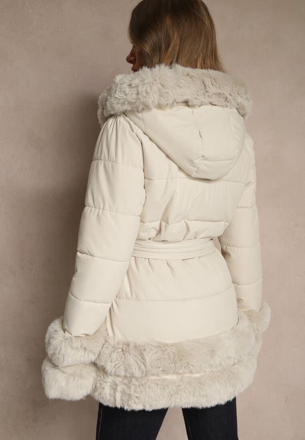 Renee - Jasnobeżowa Kurtka o Taliowanym Kroju z Paskiem Kapturem i Futerkiem Ranalia. Typ kołnierza: golf. Kolor: beżowy. Materiał: futro. Sezon: zima