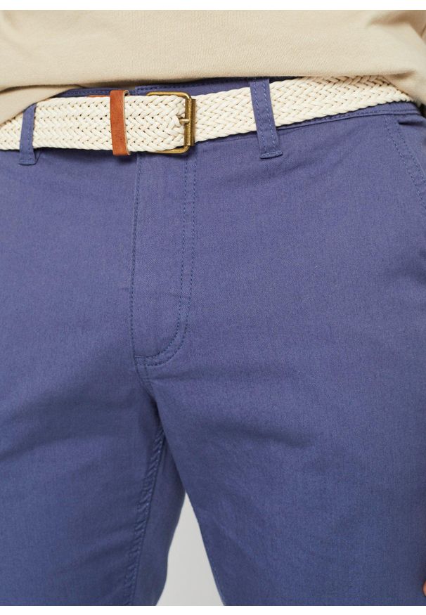 bonprix - Spodnie chinosy regular fit z wygodną talią i paskiem, straight. Kolor: niebieski