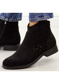 Czarne zamszowe ażurowe botki damskie S.Barski 8019. Okazja: na co dzień. Nosek buta: okrągły. Kolor: czarny. Szerokość cholewki: normalna. Wzór: ażurowy. Materiał: zamsz. Sezon: wiosna, jesień, lato. Obcas: na obcasie. Styl: casual, elegancki, klasyczny. Wysokość obcasa: niski #1