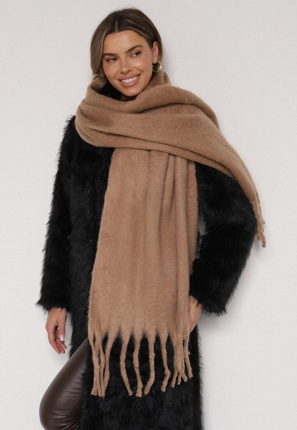 Born2be - Brązowy Szalik z Frędzlami Owedarria. Okazja: na co dzień. Kolor: brązowy. Materiał: dresówka, jeans. Styl: casual, elegancki