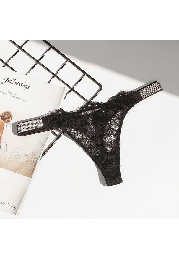 Intica - Stringi z błyszczącym pasem na specjalne okazje Handan. Kolor: czarny. Materiał: materiał