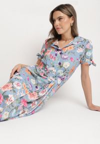 Born2be - Jasnoniebieska Rozkloszowana Sukienka o Koszulowym Kroju z Paskiem w Kwiatowy Wzór Fevelorine. Okazja: na co dzień. Kolor: niebieski. Wzór: kwiaty. Typ sukienki: koszulowe. Styl: casual #2