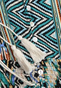 Born2be - Zielona Sukienka z Gumką w Talii w Etno Wzór Tilfa. Okazja: na co dzień. Kolor: zielony. Długość rękawa: długi rękaw. Typ sukienki: proste. Styl: etno #8