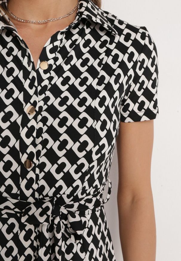 Born2be - Czarno-Biała Sukienka Alethanthei. Okazja: na co dzień. Kolor: czarny. Materiał: materiał. Długość rękawa: krótki rękaw. Wzór: geometria, aplikacja, nadruk. Typ sukienki: szmizjerki. Styl: casual, elegancki. Długość: midi