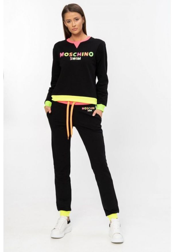 MOSCHINO Czarna bluza damska z neonowym logo, Rozmiar XS. Kolor: czarny. Materiał: prążkowany, bawełna