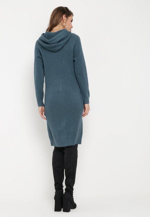 Born2be - Ciemnozielona Wełniana Sukienka z Kapturem w Prążki Tyrwe. Okazja: na co dzień. Typ kołnierza: kaptur. Kolor: zielony. Materiał: wełna. Długość rękawa: długi rękaw. Wzór: prążki. Typ sukienki: proste. Styl: klasyczny, casual, elegancki