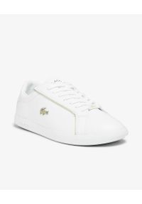 Lacoste - LACOSTE - Białe sneakersy z metalowym logo Graduate. Okazja: na co dzień. Nosek buta: okrągły. Zapięcie: sznurówki. Kolor: biały. Materiał: jeans, guma. Wzór: aplikacja, nadruk #1