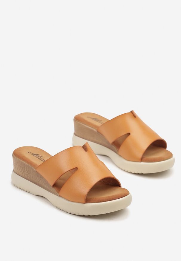 Renee - Jasnobrązowe Klapki na Koturnie z Cholewką Zdobioną Wycięciami Zerelle. Kolor: brązowy. Wzór: aplikacja. Obcas: na koturnie. Styl: elegancki