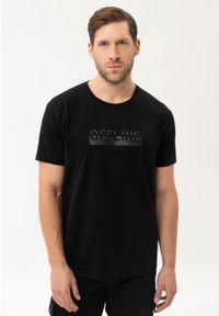 Volcano - T-shirt z grubszej bawełny, Comfort Fit, T-OFTEN. Okazja: na co dzień. Kolor: czarny. Materiał: bawełna. Długość rękawa: krótki rękaw. Długość: krótkie. Wzór: napisy, nadruk. Styl: casual #1