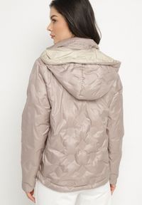 Born2be - Ciemnobeżowa Pikowana Kurtka o Dwustronnym Kroju z Odpinanym Kapturem Zeorina. Okazja: na co dzień. Kolor: beżowy. Materiał: jeans. Wzór: gładki. Styl: elegancki, casual #6