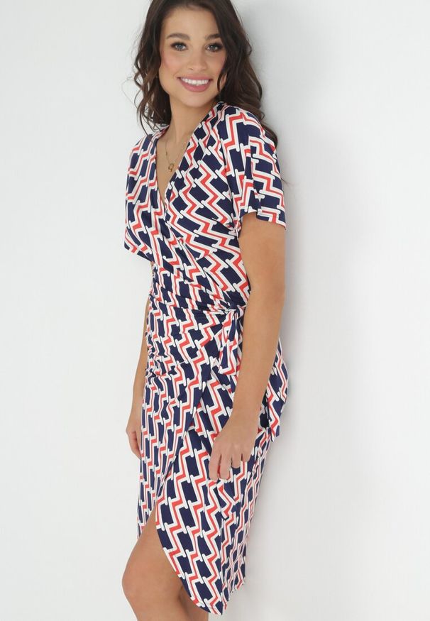 Born2be - Granatowo-Czerwona Dopasowana Sukienka Kopertowa z Wiązaniem w Pasie Leanthea. Kolor: niebieski. Wzór: geometria. Typ sukienki: kopertowe