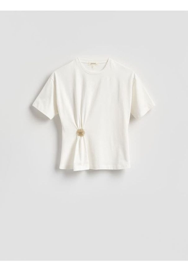 Reserved - T-shirt z ozdobną klamrą - złamana biel. Materiał: dzianina, bawełna