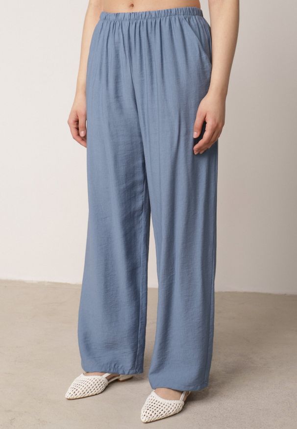 Born2be - Niebieski Wiskozowy Komplet Spodnie i Bluzka Koszulowa z Wiązaniem w Talii Irinryss. Kolor: niebieski. Materiał: wiskoza