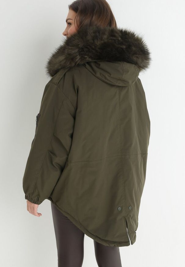 Born2be - Ciemnozielona Kurtka Parka Oversize z Futerkiem Mitto. Kolor: zielony. Materiał: futro. Długość rękawa: długi rękaw. Długość: długie. Sezon: zima, jesień. Styl: elegancki, klasyczny