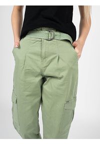 Pepe Jeans Spodnie "Aspen" | PL2115830 | Aspen | Kobieta | Zielony. Okazja: na co dzień. Stan: podwyższony. Kolor: zielony. Materiał: bawełna, elastan. Styl: casual