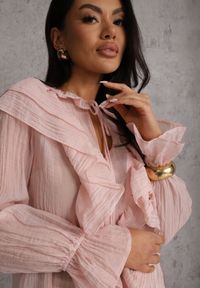 Renee - Różowa Bluzka z Lyocellem w Stylu Boho z Wiązaniem pod Szyją i Falbanami Tasimi. Okazja: na co dzień. Kolor: różowy. Materiał: jeans. Styl: boho #6